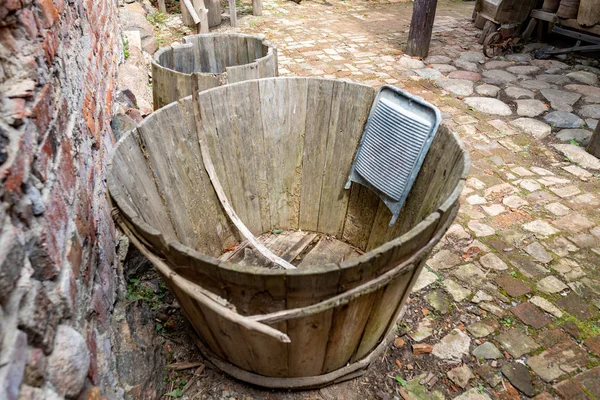 Bañera de madera para lavar ropa interior. Bañera de madera para todos los días — Foto de Stock