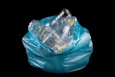 Çöp torbasında boş plastik şişeler. Evsel atık toplama