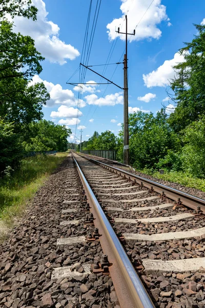 Tracción ferroviaria eléctrica en Europa Central. Una línea de ferrocarril plomo — Foto de Stock