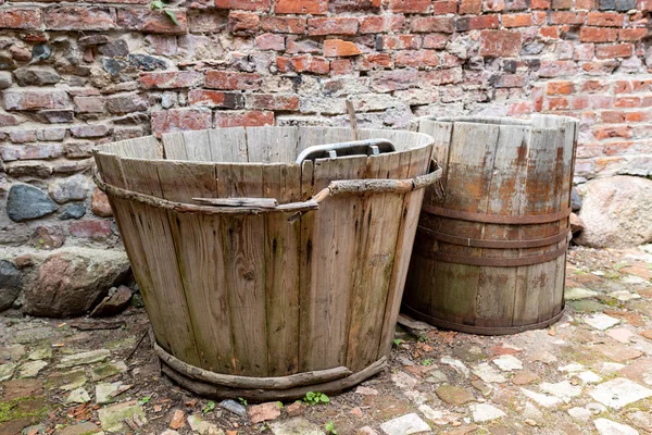 Houten badkuip voor het wassen van ondergoed. Houten badkuip voor alledaagse ons — Stockfoto