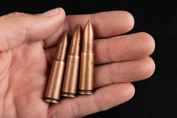 Ammunition av en Quick-Fire gevär hålls i handflatan. — Stockfoto