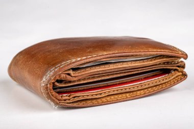 Beyaz bir masanın üzerinde deri cüzdan. Deri c kişisel belgeler