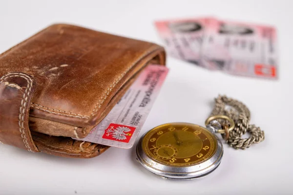 Lederen portemonnee en een oud horloge op een witte tafel. Persoonlijke docum — Stockfoto