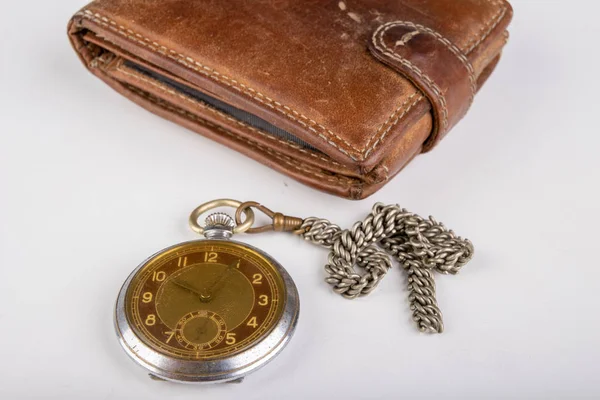 Lederen portemonnee en een oud horloge op een witte tafel. Persoonlijke docum — Stockfoto