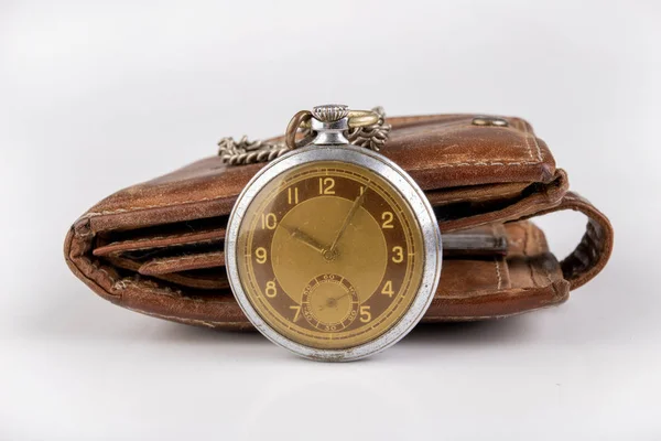 Lederen portemonnee en een oud horloge op een witte tafel. Persoonlijke docum — Stockfoto