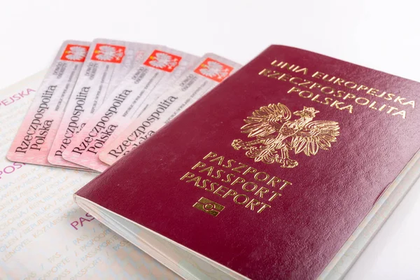 Beyaz masada Polonya pasaportu ve kimlik kartı. Kişisel belgeler
