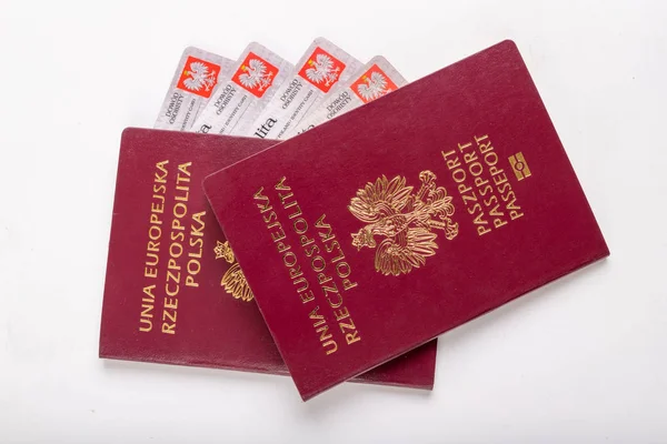 Польский паспорт и удостоверение личности на белом столе. Личные документы — стоковое фото