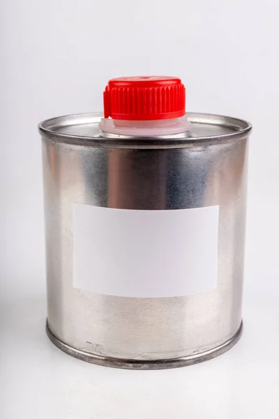 Recipiente de metal para produtos químicos com um adesivo branco em branco. Uma lata. — Fotografia de Stock