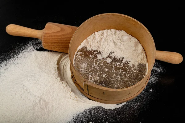 Mehl gesiebt für hausgemachtes Gebäck. Zubehör in der heimischen Küche — Stockfoto