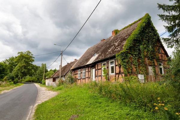 Stary dom na wsi porośnięty zielonym bluszcz. Ściany — Zdjęcie stockowe