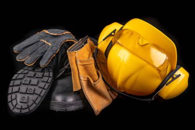 Kask, eldiven ve koyu renk bir tezgahta kepçe. Güvenlik ve hijyen