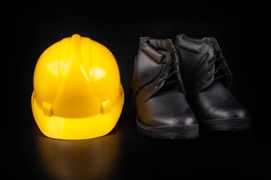 Kask, eldiven ve koyu renk bir tezgahta kepçe. Güvenlik ve hijyen