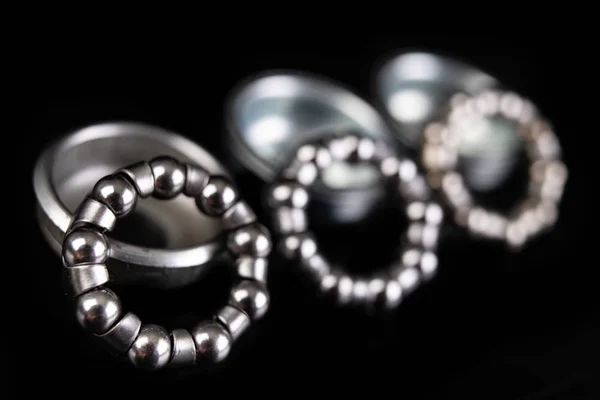 Austausch des Radlagers für Fahrräder. Fahrradteileservice in der Werkstatt. dunkler Hintergrund. — Stockbild Austausch des Radlagers für Fahrräder. Fahrradteileservice in der Stadt — Stockfoto