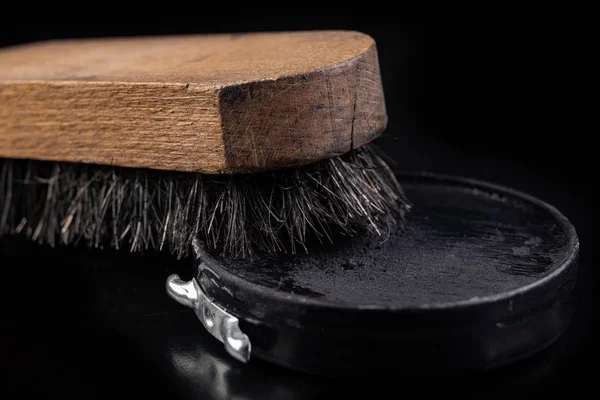 Schwarze Schuhcreme, Bürste und Schuhe auf dem Tisch. Zubehör für — Stockfoto