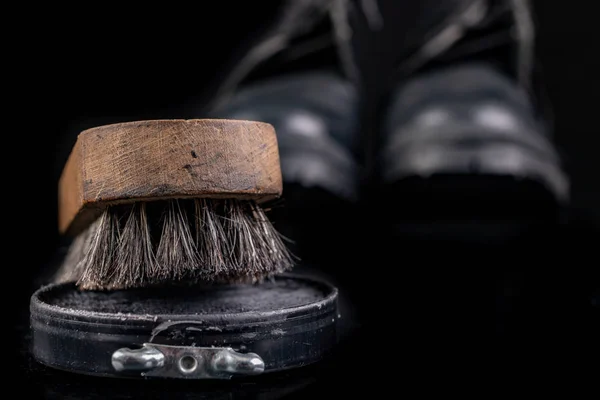 Schwarze Schuhcreme, Bürste und Schuhe auf dem Tisch. Zubehör für — Stockfoto