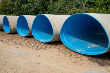 Montaj için yeni kanalizasyon boruları hazırlandı. Malzeme de ortaya konulan 