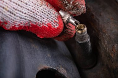 Araba tekerleğindeki vana. Lastiklerin değiştirilmesi ve servis 