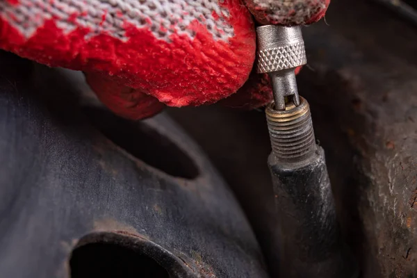 A válvula na roda do carro. Substituição e serviço de pneus em — Fotografia de Stock