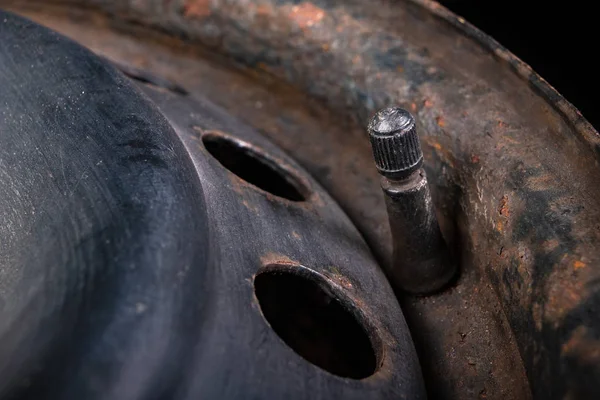 La válvula en la rueda del coche. Sustitución y servicio de neumáticos en — Foto de Stock