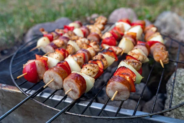 Ízletes nyárs készül a grill. A finom étel a szabadban, a — Stock Fotó