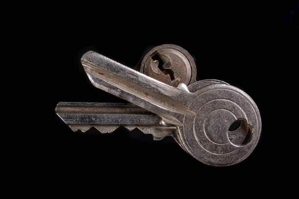 Uma fechadura de porta nova num fundo escuro. Uma patente e chaves para garantir — Fotografia de Stock