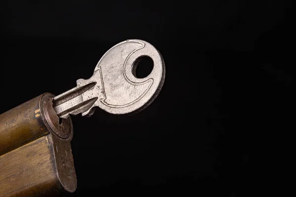 暗い背景の新しいドアロック。特許と secur の鍵 — ストック写真