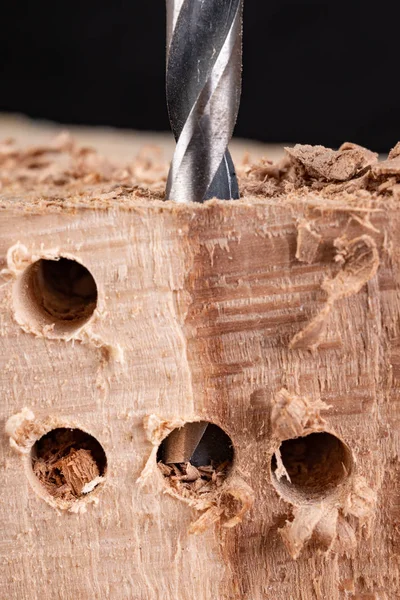 Perforación de agujeros en madera cruda. Taladro de carpintería en una carpintería — Foto de Stock