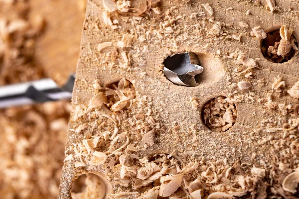 Perforación de agujeros en madera cruda. Taladro de carpintería en una carpintería — Foto de Stock