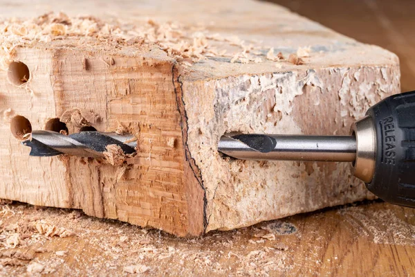 Furos de perfuração em madeira crua. Broca de carpintaria em obras de carpintaria — Fotografia de Stock