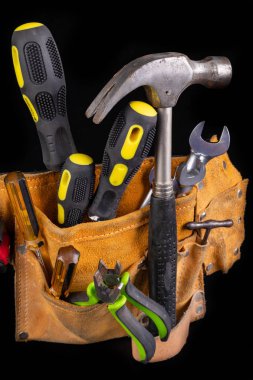 Deri montaj kemerinde küçük onarımlar için araçlar. Diy erişim