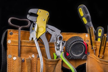 Deri montaj kemerinde küçük onarımlar için araçlar. Diy erişim