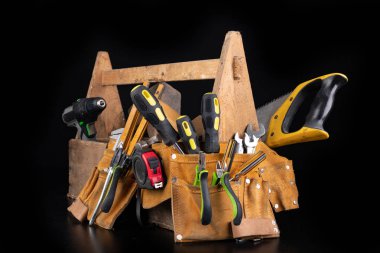 Eski ahşap alet kutusu. Bir tezgah üzerinde çeşitli Diy aksesuarları.