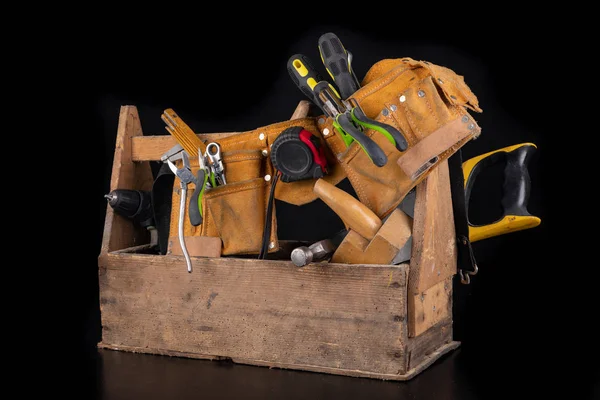 Oude houten gereedschapskist. Diverse doe-het-zelf accessoires op een werkbank. — Stockfoto