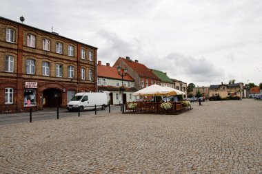 Orta Avrupa'da eski pazar ve anıt. Eski binalar ve onun