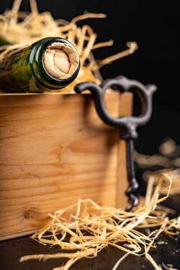 Tahta bir kutuda bir şişe şarap. Lezzetli bir alkollü içecek 