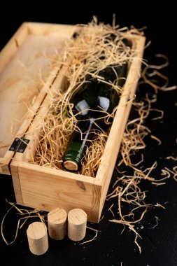 Tahta bir kutuda bir şişe şarap. Lezzetli bir alkollü içecek 