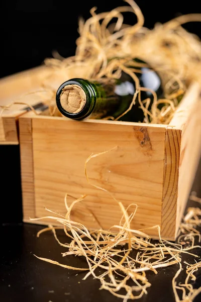Tahta bir kutuda bir şişe şarap. Lezzetli bir alkollü içecek 