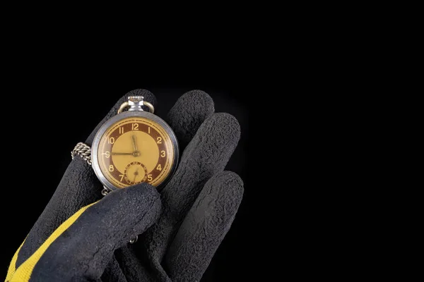 Oude analoge horloge op een werk handschoen. Hand van een productiemedewerker in — Stockfoto