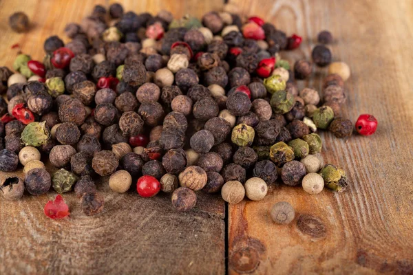 Gustoso pepe colorato su un tavolo da cucina in legno. Spezie fresche noi — Foto Stock