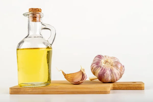 Home remedy for cold garlic. Squeezed vegetable juice in a bottl — Stock Photo, Image