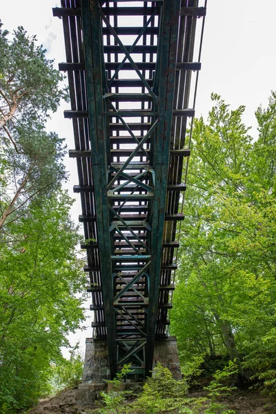 Die Eisenbahnbrücke von unten gesehen. Stahl-Flussüberquerung. — Stockfoto