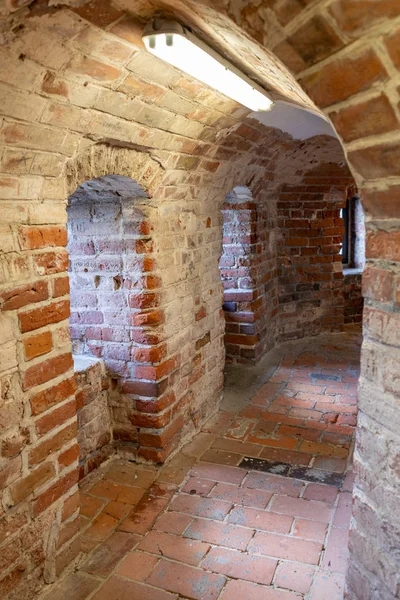 Escaleras de ladrillo en el castillo teutónico . — Foto de Stock