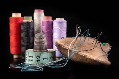 Siyah masa üzerinde eski dikiş aksesuarları.