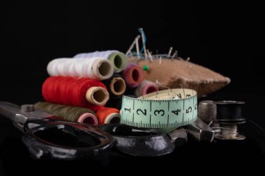 Siyah masa üzerinde eski dikiş aksesuarları.