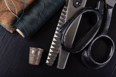 Siyah masa üzerinde eski dikiş aksesuarları.