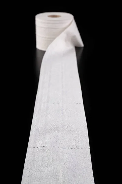 Белая мягкая туалетная бумага на темном столе . — стоковое фото