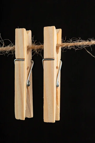 Holzschnallen hingen an einer Wäscheleine. Zubehör in der Wohnung — Stockfoto