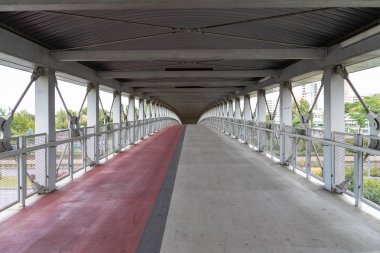 Şehirde geniş bir yaya köprüsü. İnsanlar için bir yol 