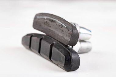 Bisiklet için aşınmış ve yeni fren balataları. Değiştirme ve servis