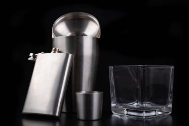 Metal shaker, kalça şişesi ve votka bardağı. Barmen aksesuarları o